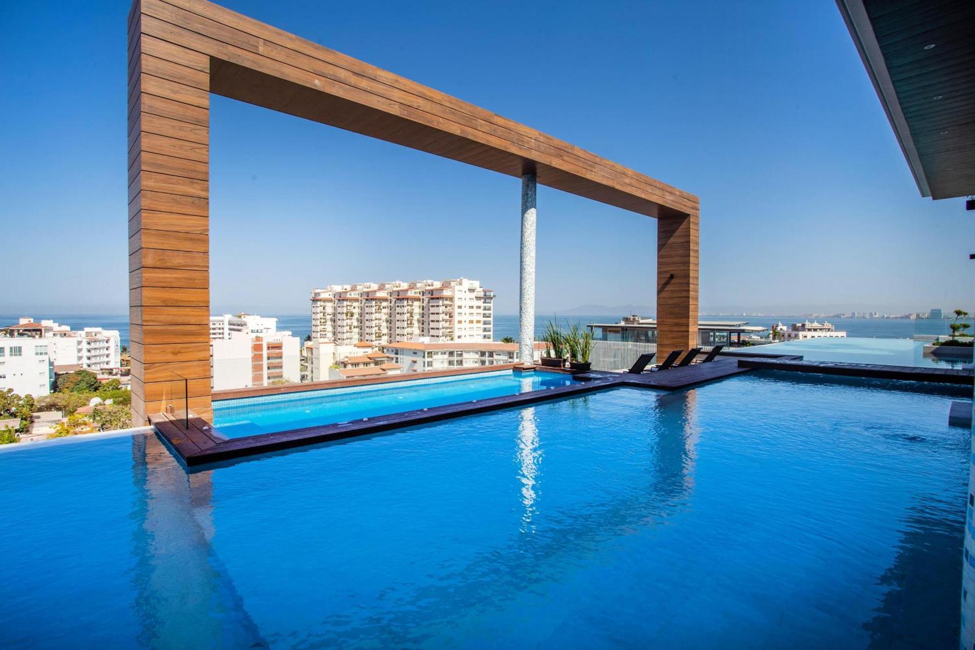 Big Corner Balcony, Pool & Gym Puerto Vallarta