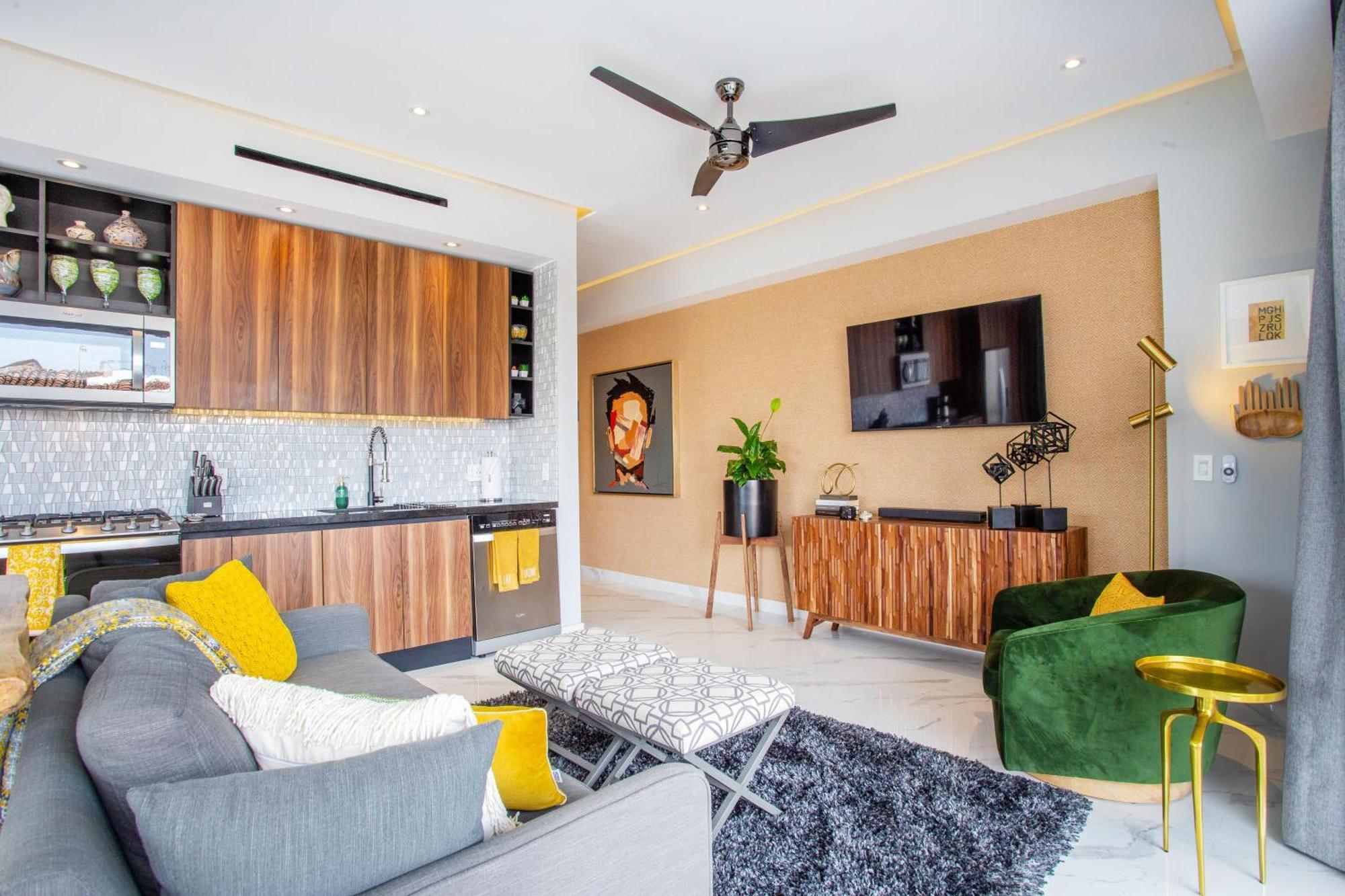 Big Corner Balcony, Pool & Gym Holiday home
