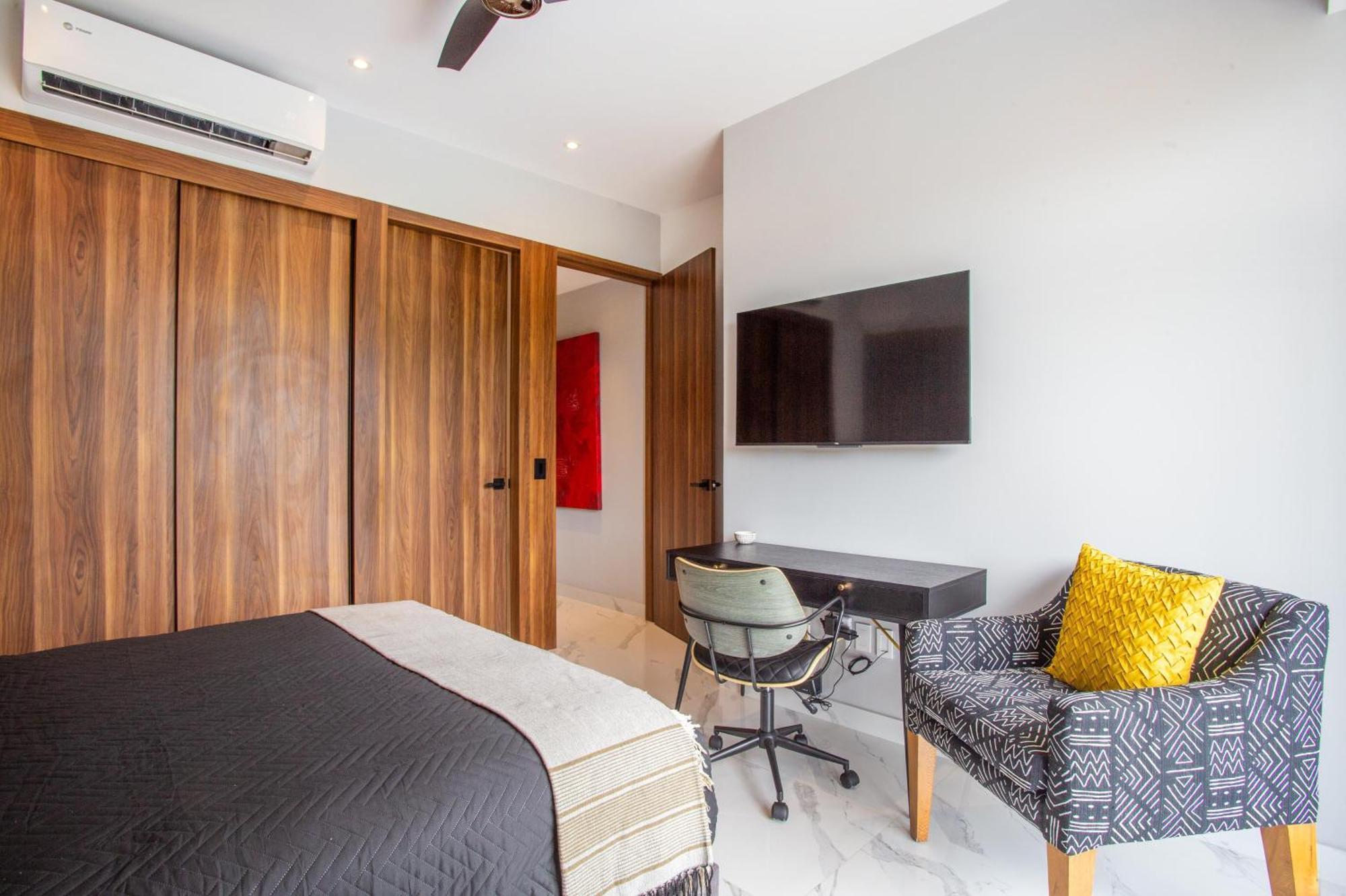 Big Corner Balcony, Pool & Gym Holiday home Puerto Vallarta