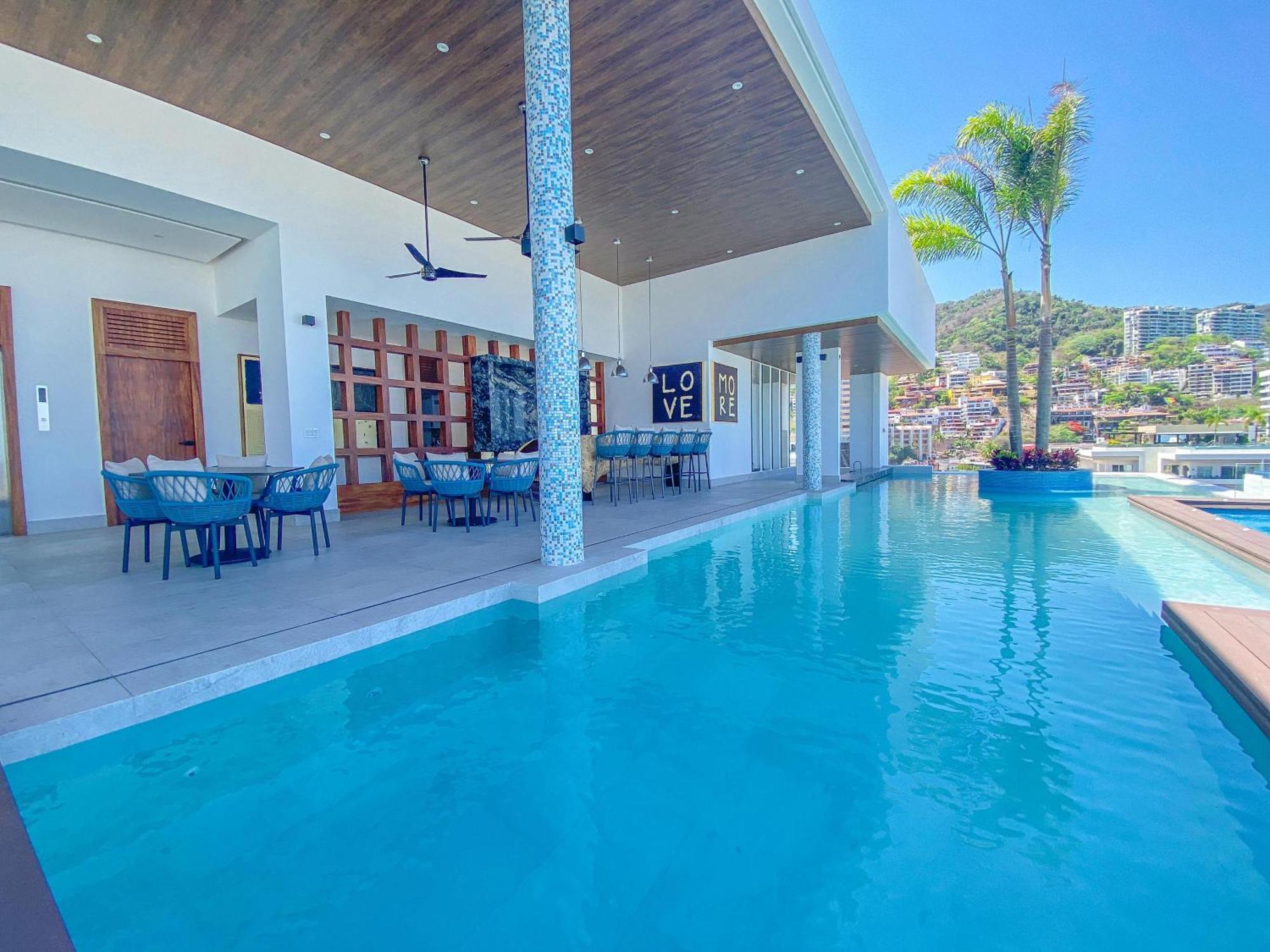 Big Corner Balcony, Pool & Gym *