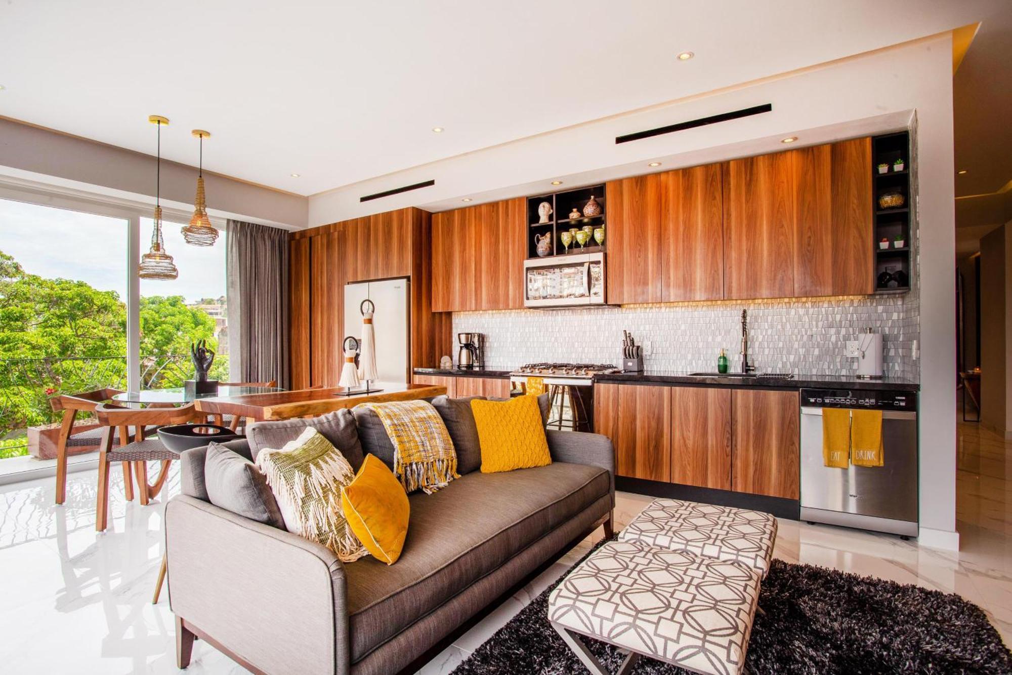 Big Corner Balcony, Pool & Gym Holiday home