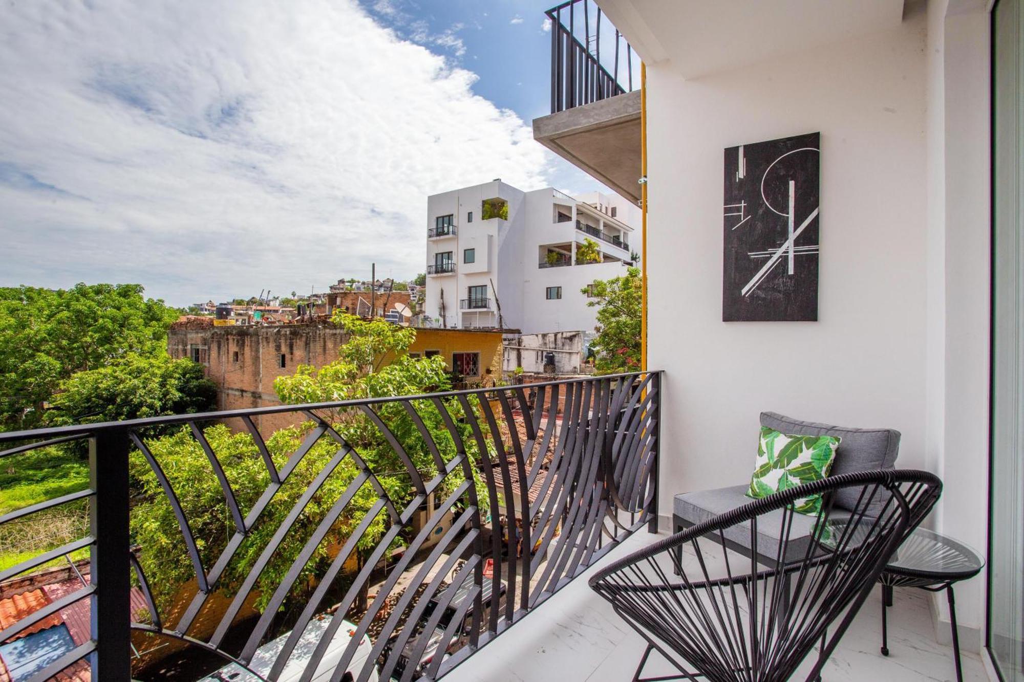 Big Corner Balcony, Pool & Gym Holiday home Puerto Vallarta