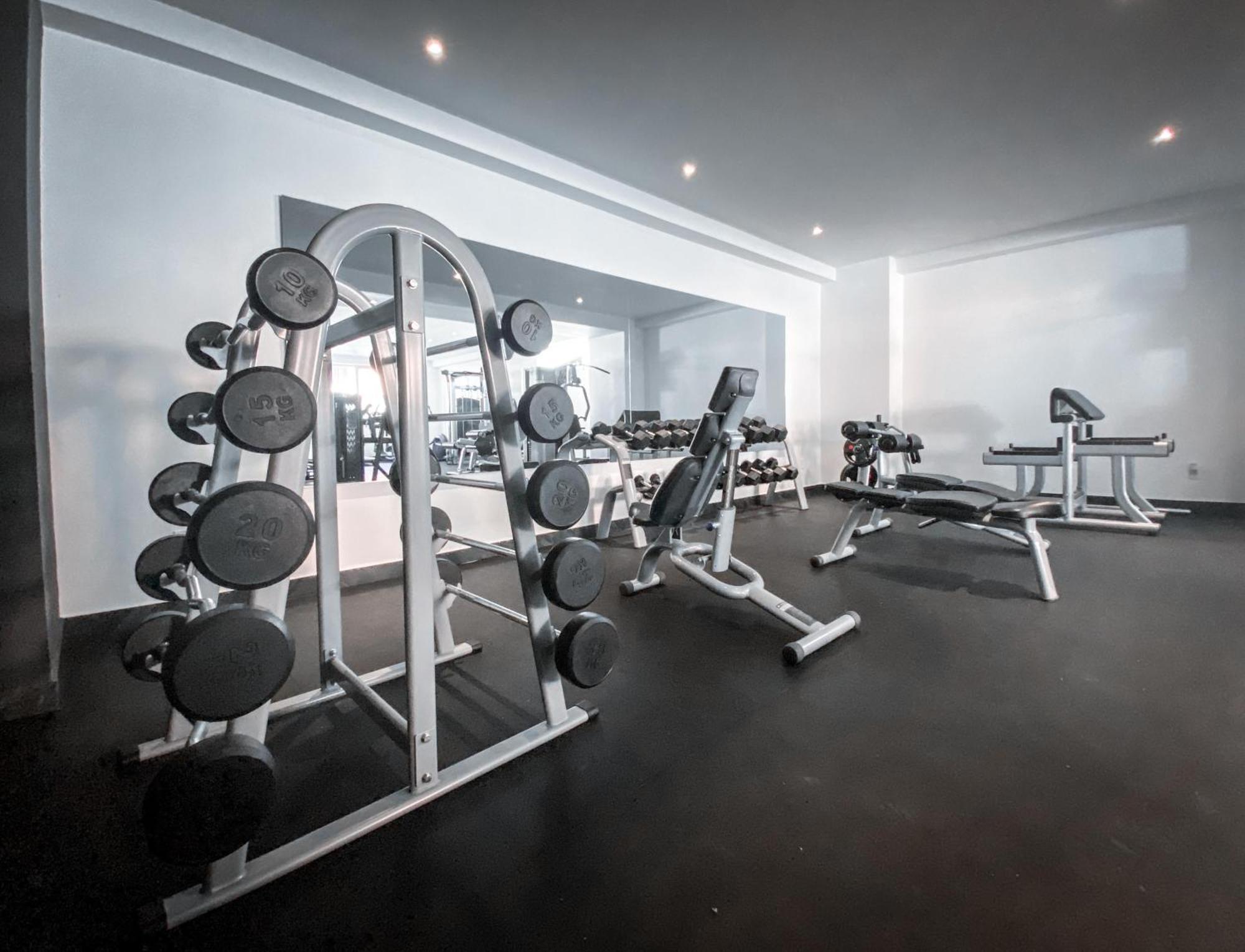Big Corner Balcony, Pool & Gym *