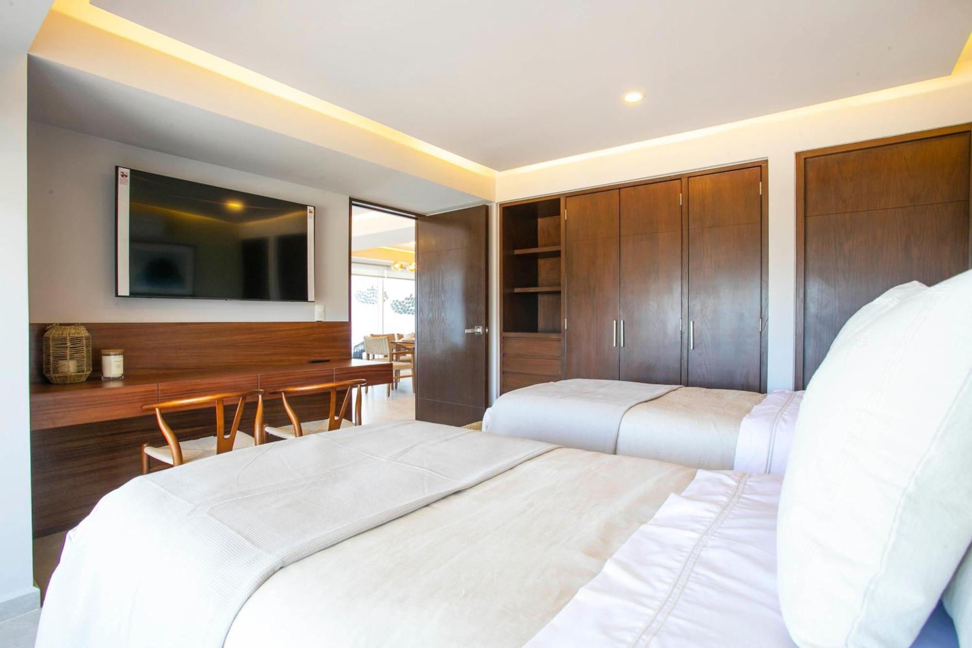 Upscale Corner Unit With Large Wrap Around Balcony And Pools Holiday home *