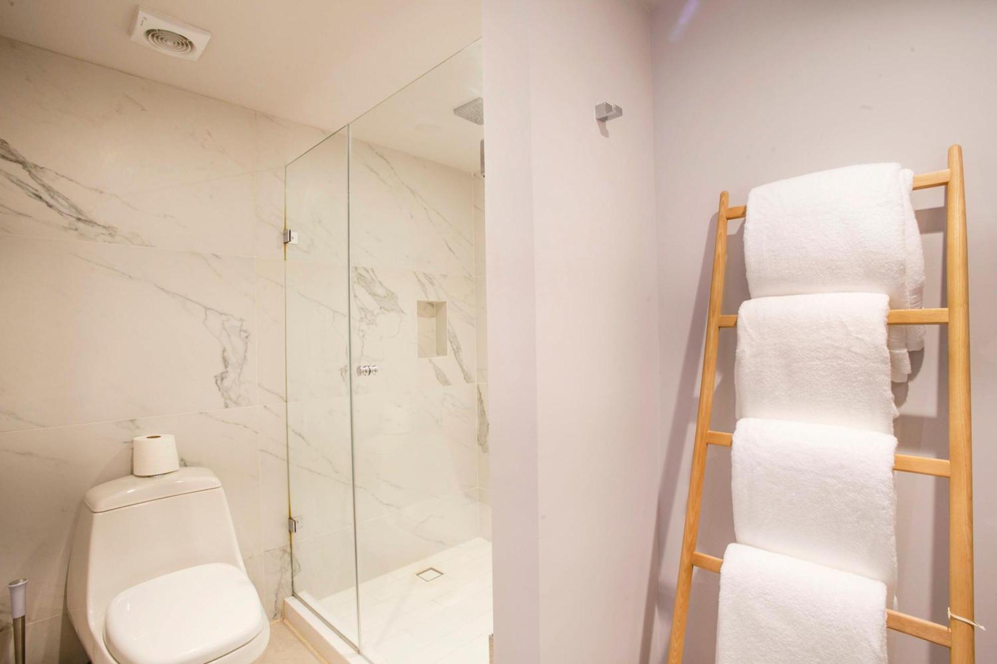 Upscale Corner Unit With Large Wrap Around Balcony And Pools Holiday home