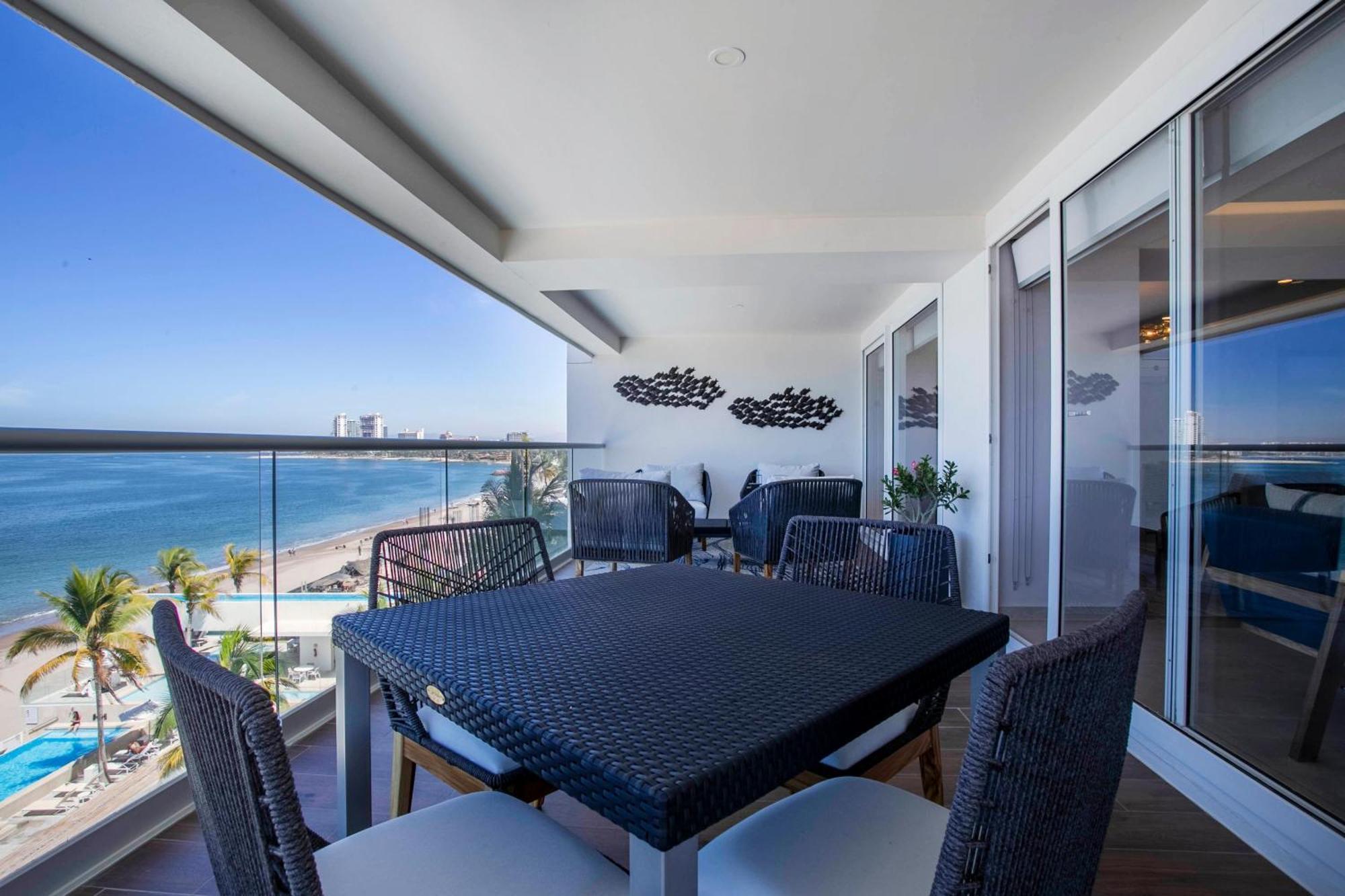 Upscale Corner Unit With Large Wrap Around Balcony And Pools Holiday home *