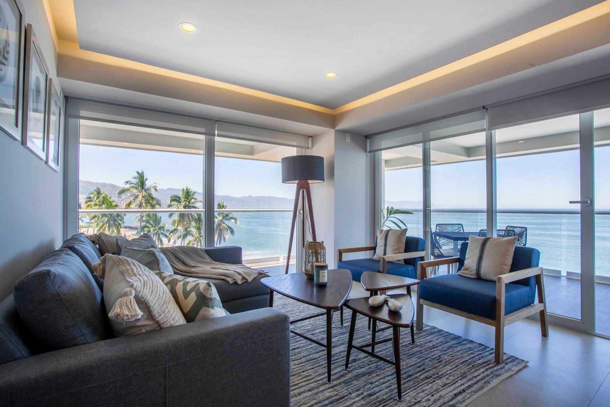 Upscale Corner Unit With Large Wrap Around Balcony And Pools Holiday home
