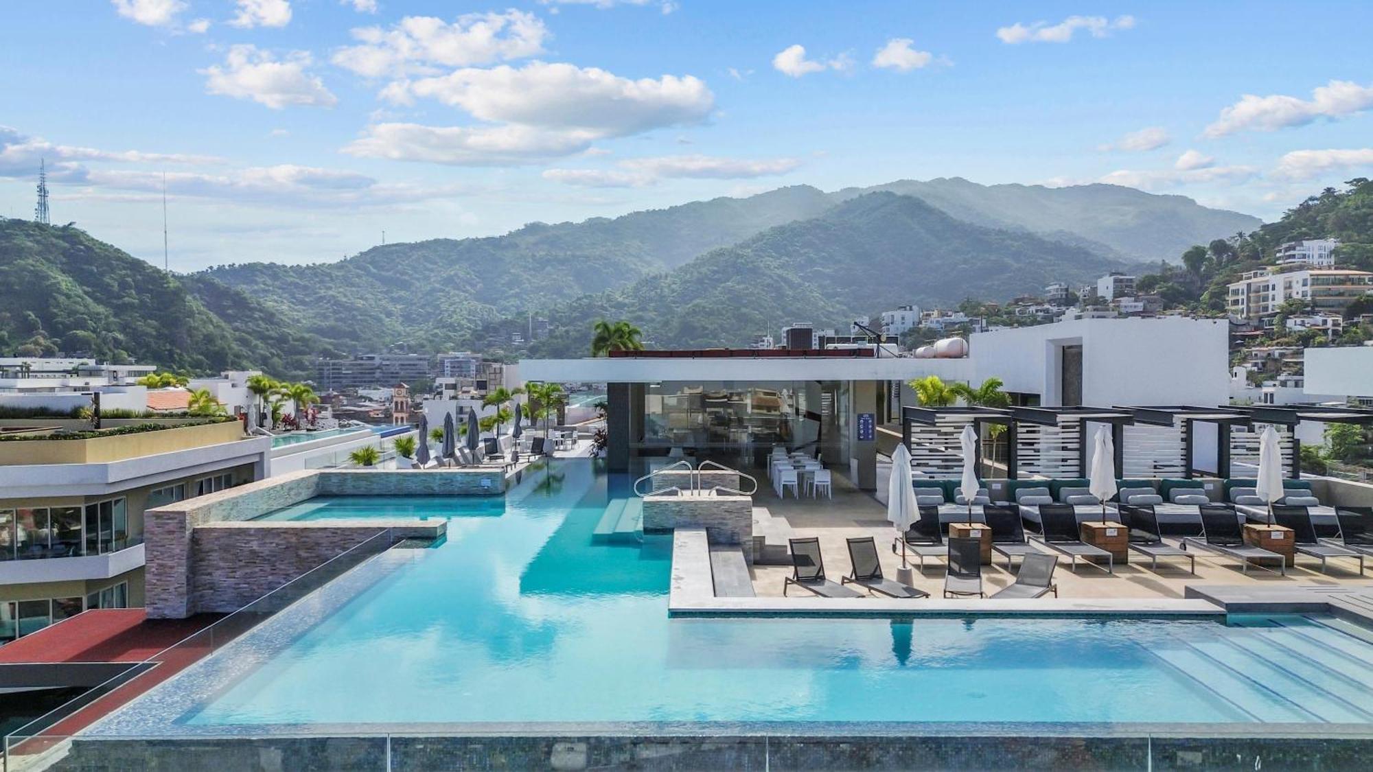 Colorful & Modern In Old Town, Pool, Gym