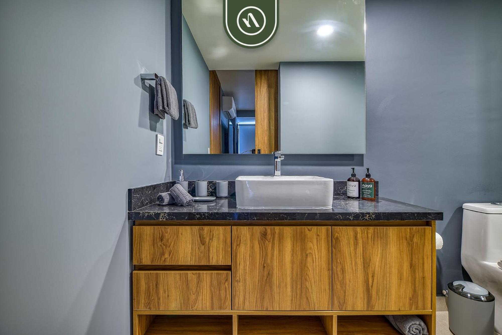 Mountain Retreat - 2 Bedroom - Oceanview Pool Apartment *