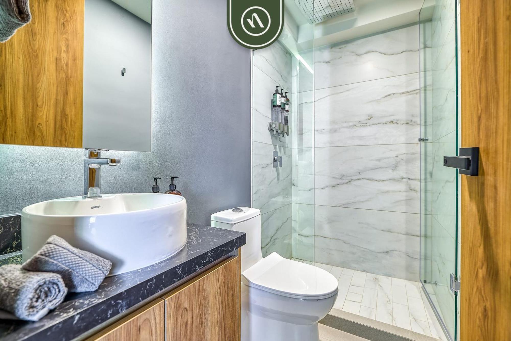 Mountain Retreat - 2 Bedroom - Oceanview Pool Apartment *