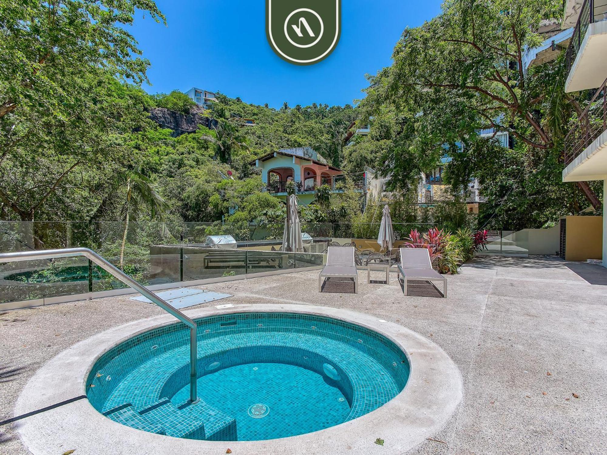 Mountain Retreat - 2 Bedroom - Oceanview Pool Apartment