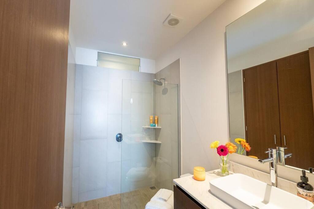 Great Location Great Amenities Sleeps 6, Roma #302 Apartment *