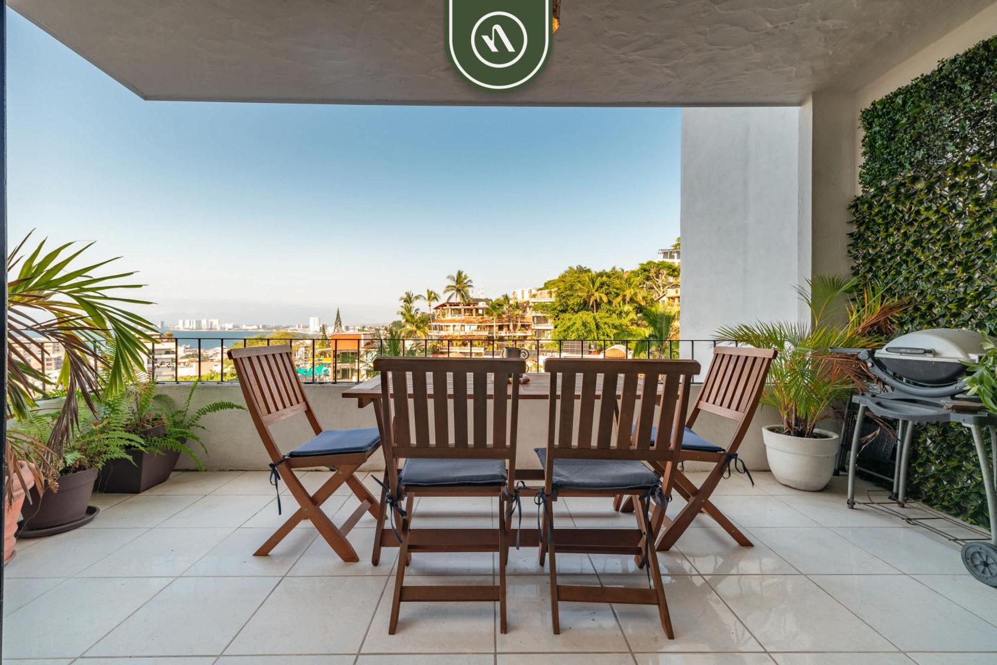 Two Story With Amazing Ocean-sunset Views Apartment