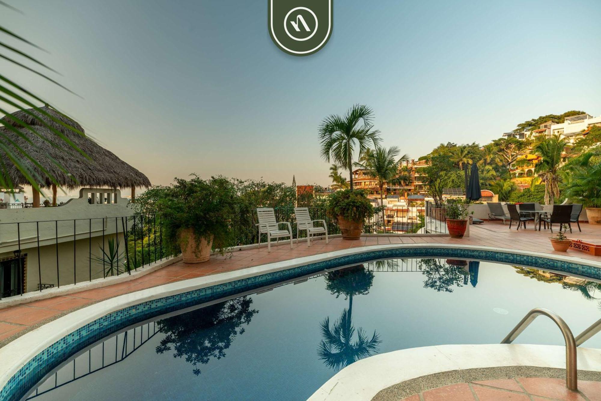 Two Story With Amazing Ocean-sunset Views Apartment