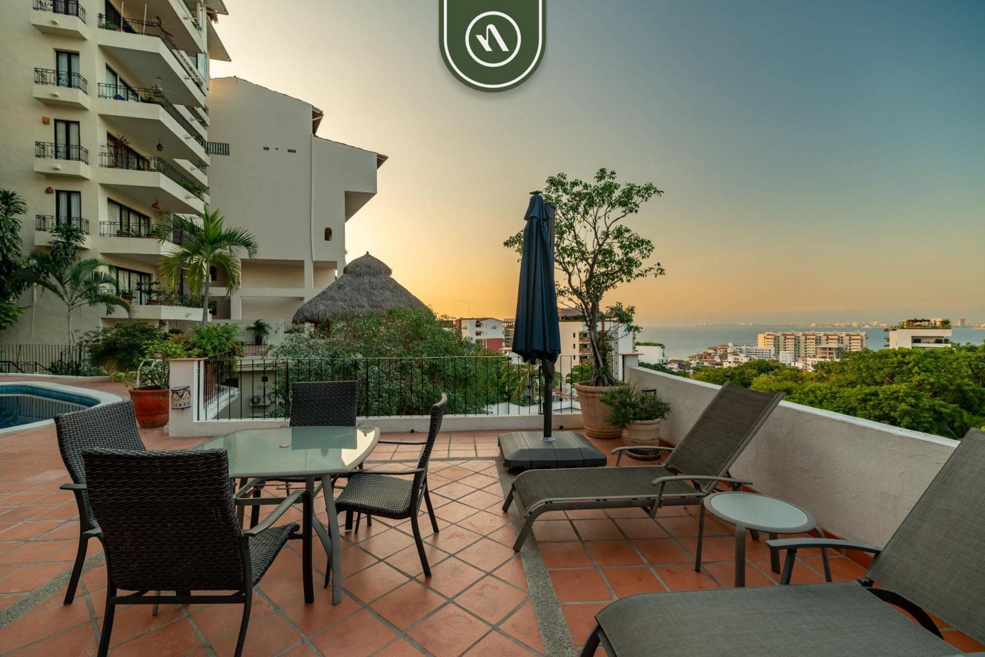 Apartment Two Story With Amazing Ocean-sunset Views *