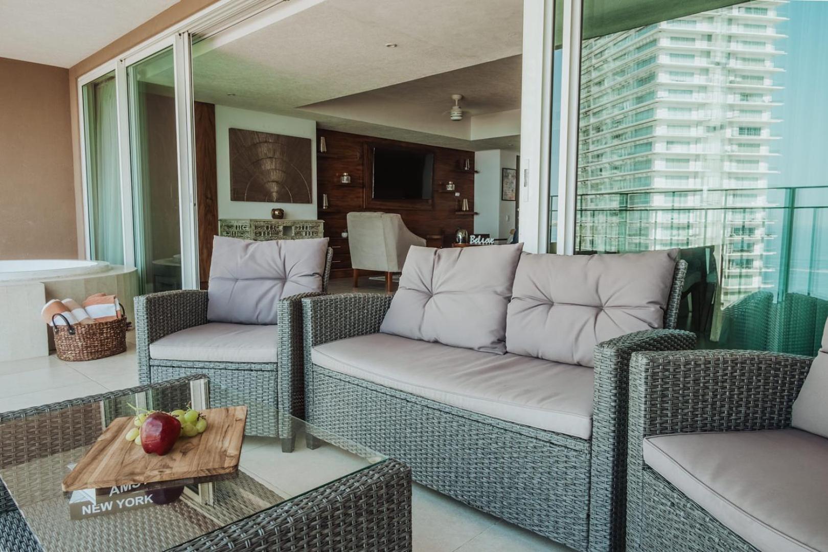 Grand Venetian Beachfront Apartment *