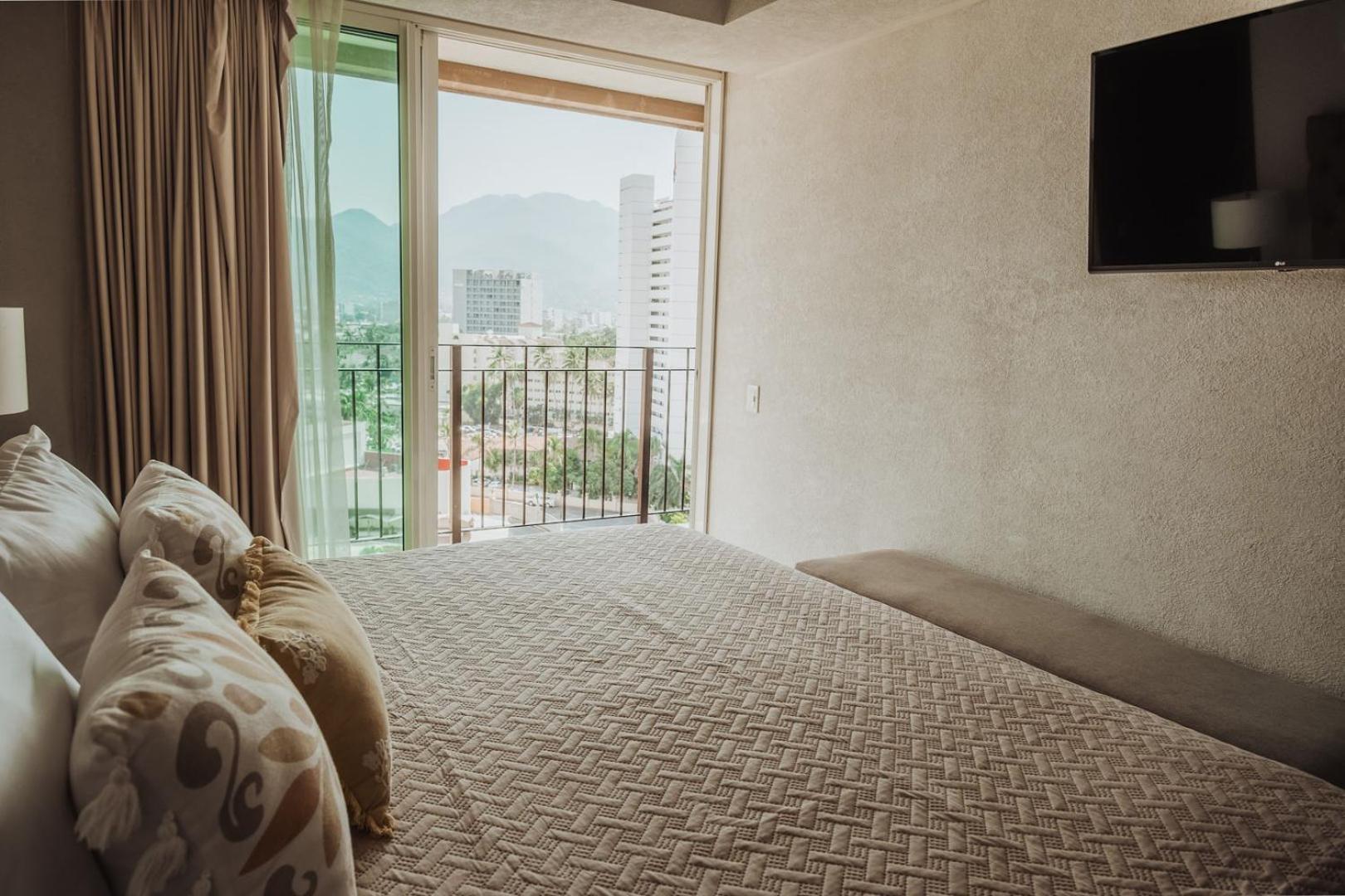 Grand Venetian Beachfront Apartment *