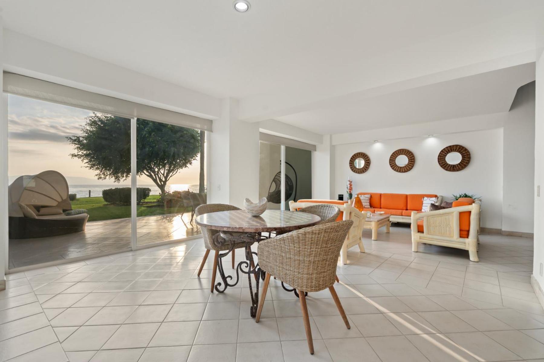 Villa Seafront - *
