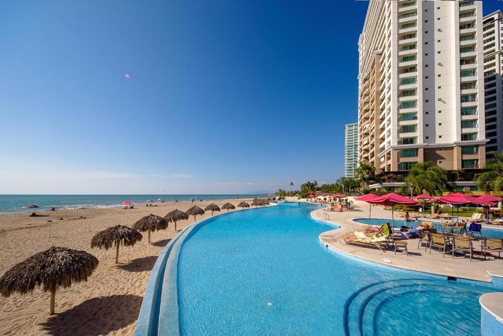 Beachfront 1br W/ Balcony & Resort-style Amenities Holiday home