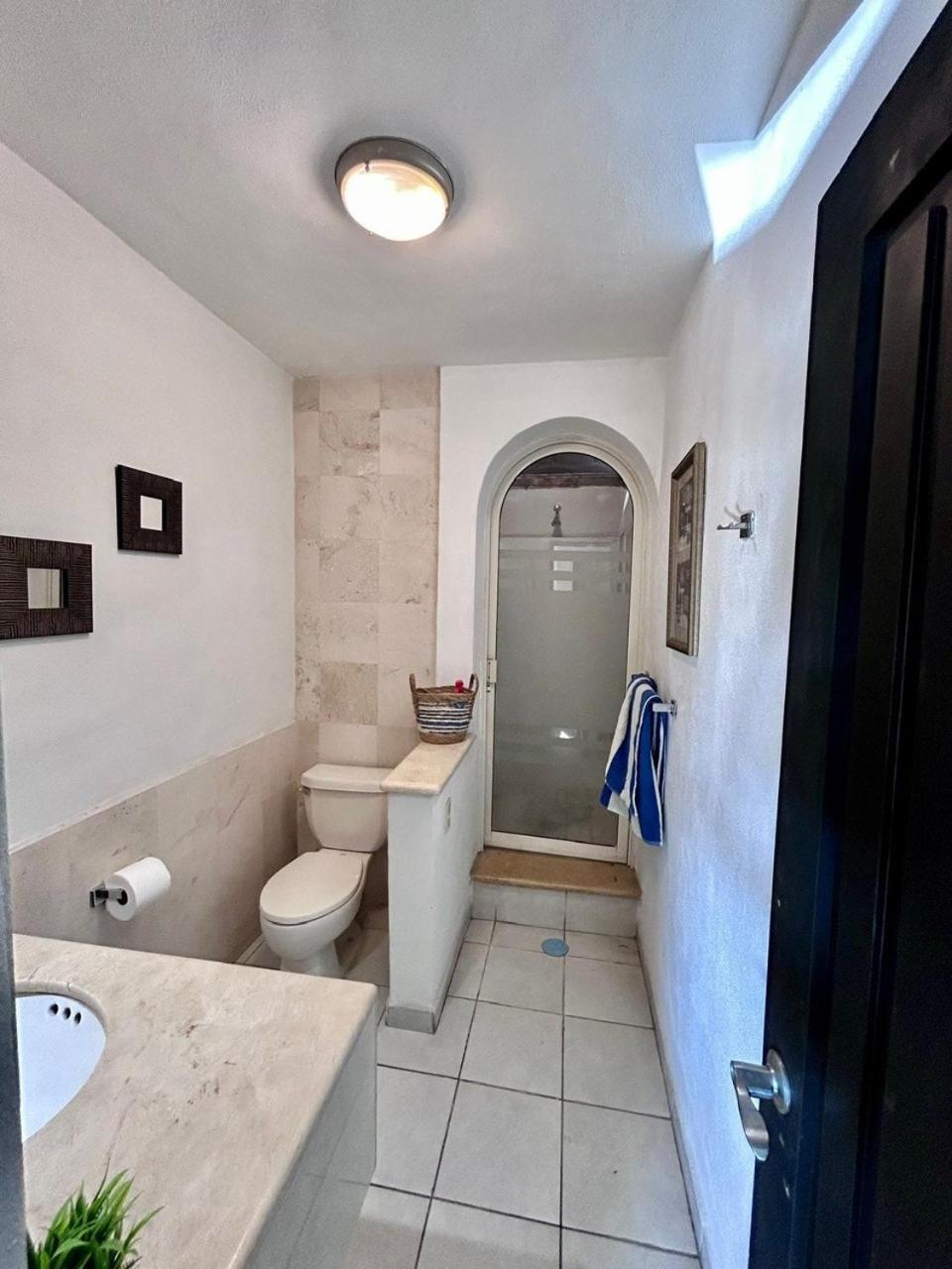 2 Bedroom Treetop Apartment *