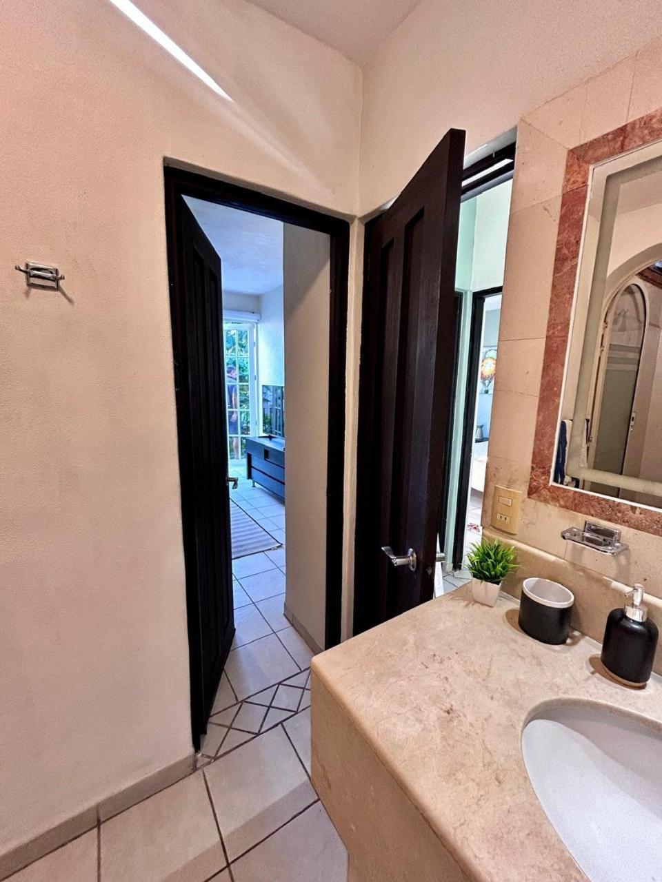 2 Bedroom Treetop Apartment *