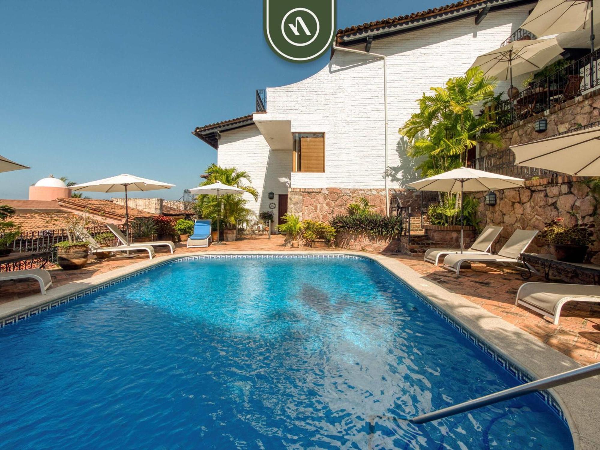 1 Bedroom Mountain Retreat - 5 Min To Beach - Pool Apartment *