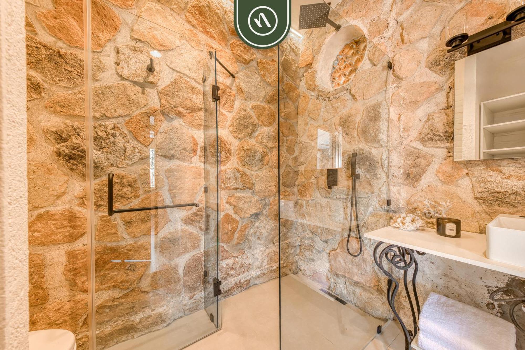 1 Bedroom Mountain Retreat - 5 Min To Beach - Pool