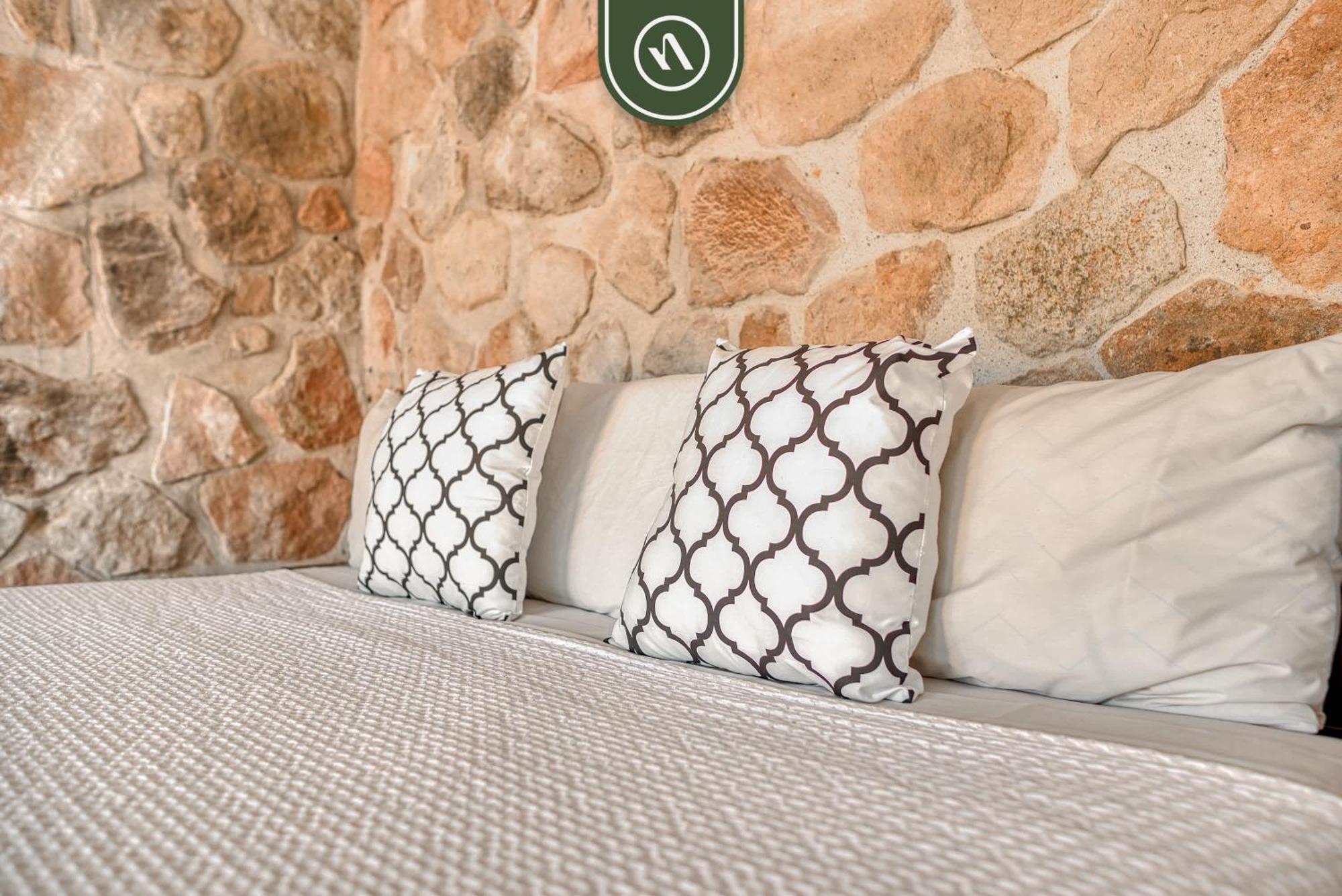 1 Bedroom Mountain Retreat - 5 Min To Beach - Pool Apartment *