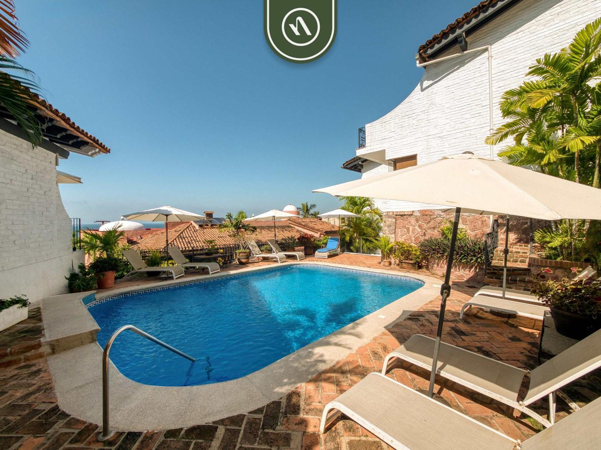 1 Bedroom Mountain Retreat - 5 Min To Beach - Pool Apartment *