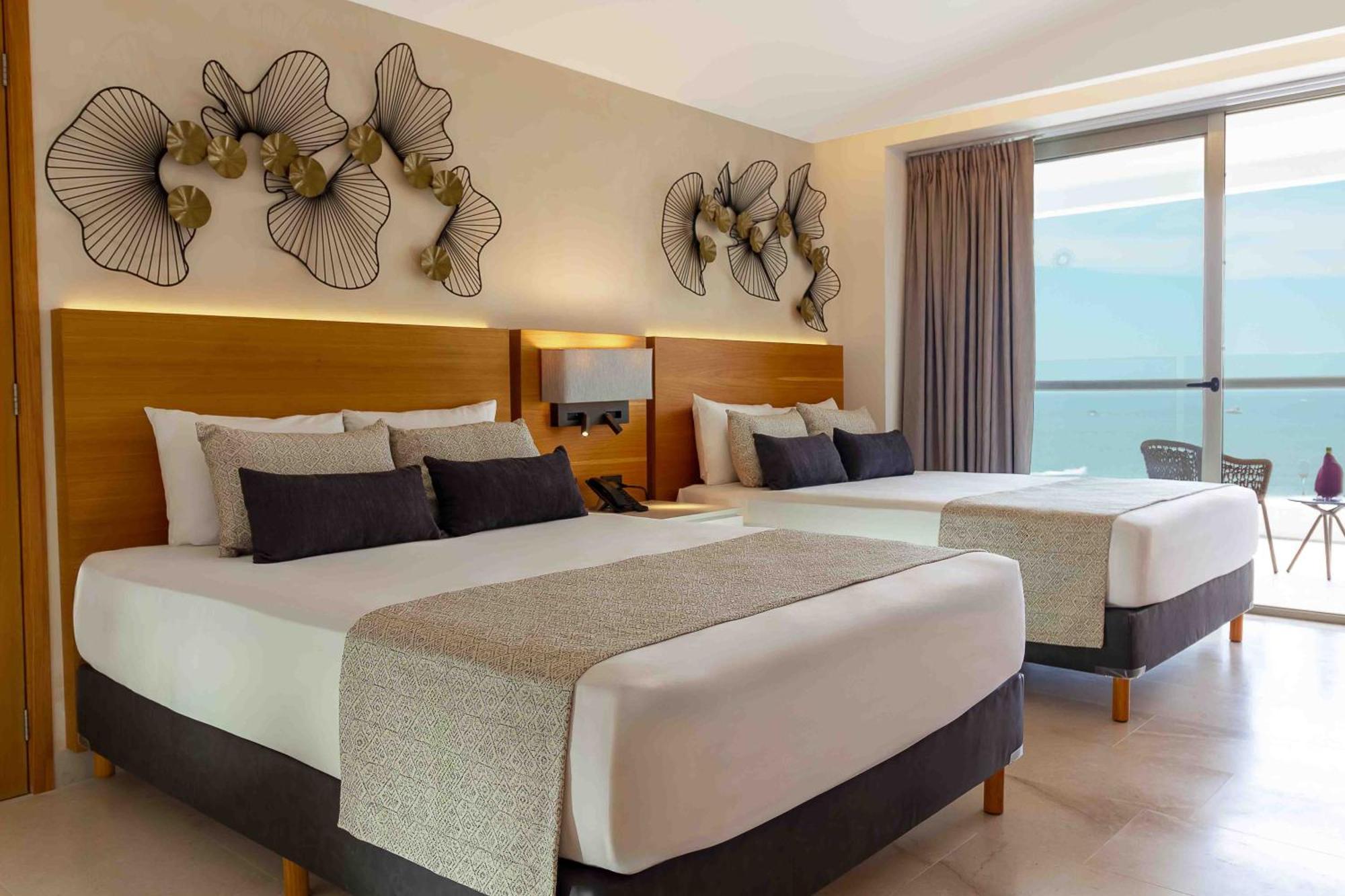 Sunset Plaza 4*