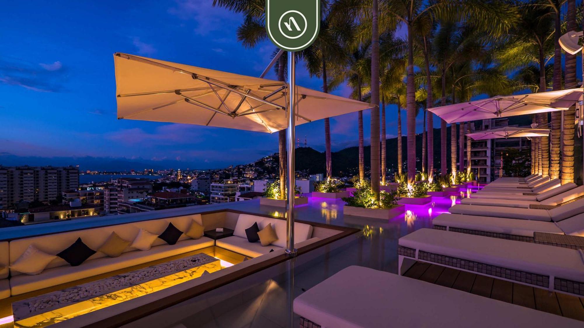 Amazing With Rooftop Pool Apartment *