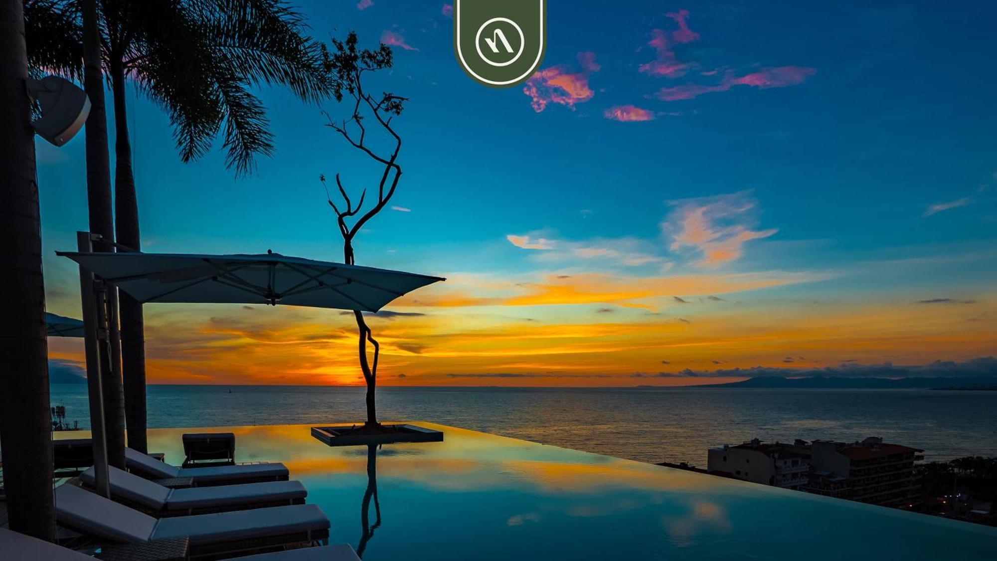 Amazing With Rooftop Pool Apartment