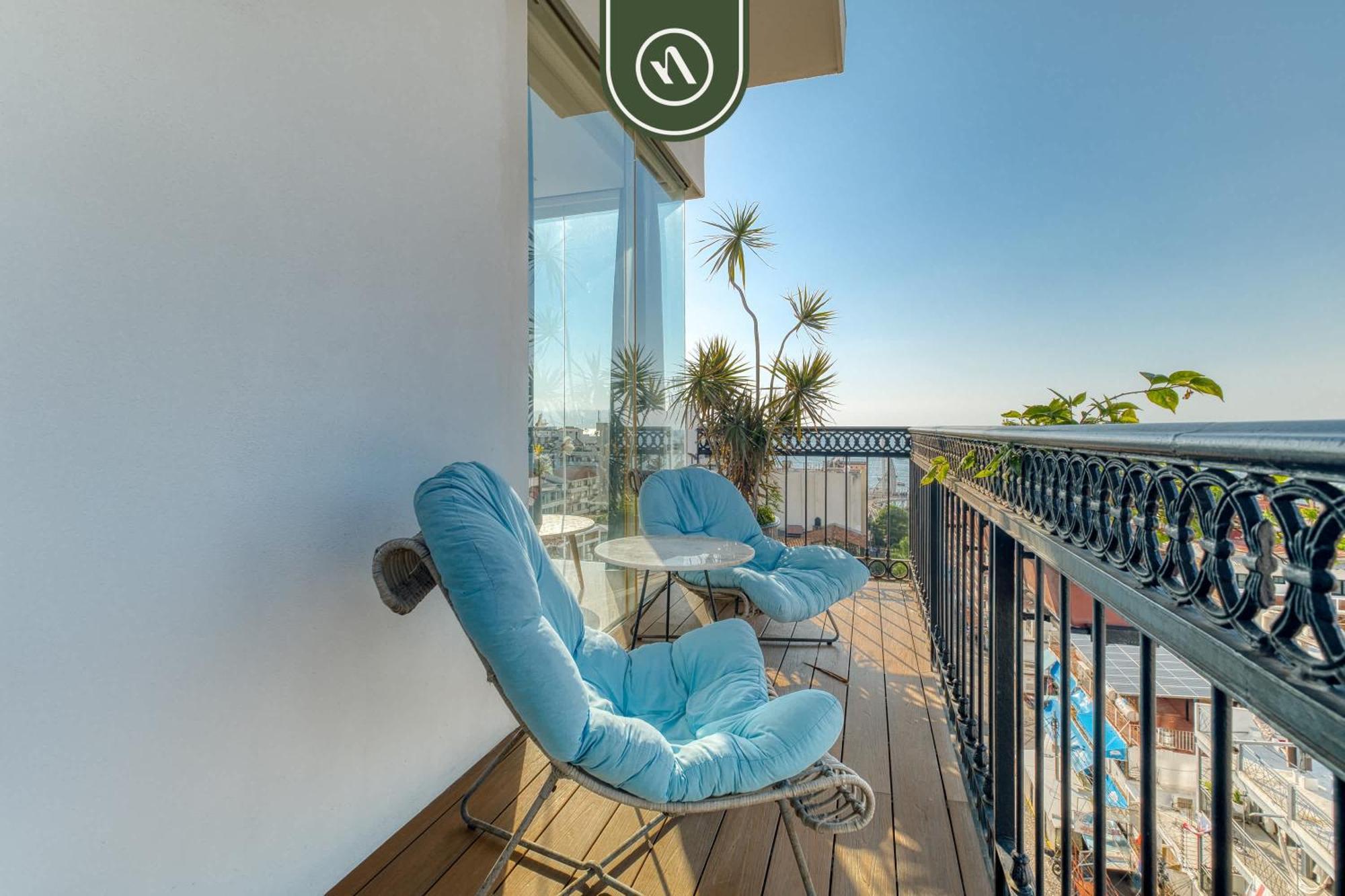 Amazing With Rooftop Pool Apartment *