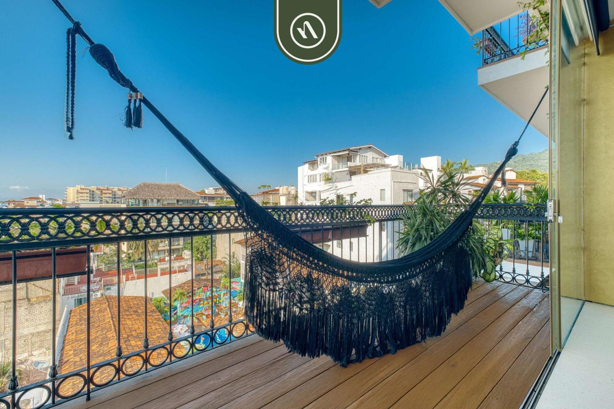 Amazing With Rooftop Pool Apartment