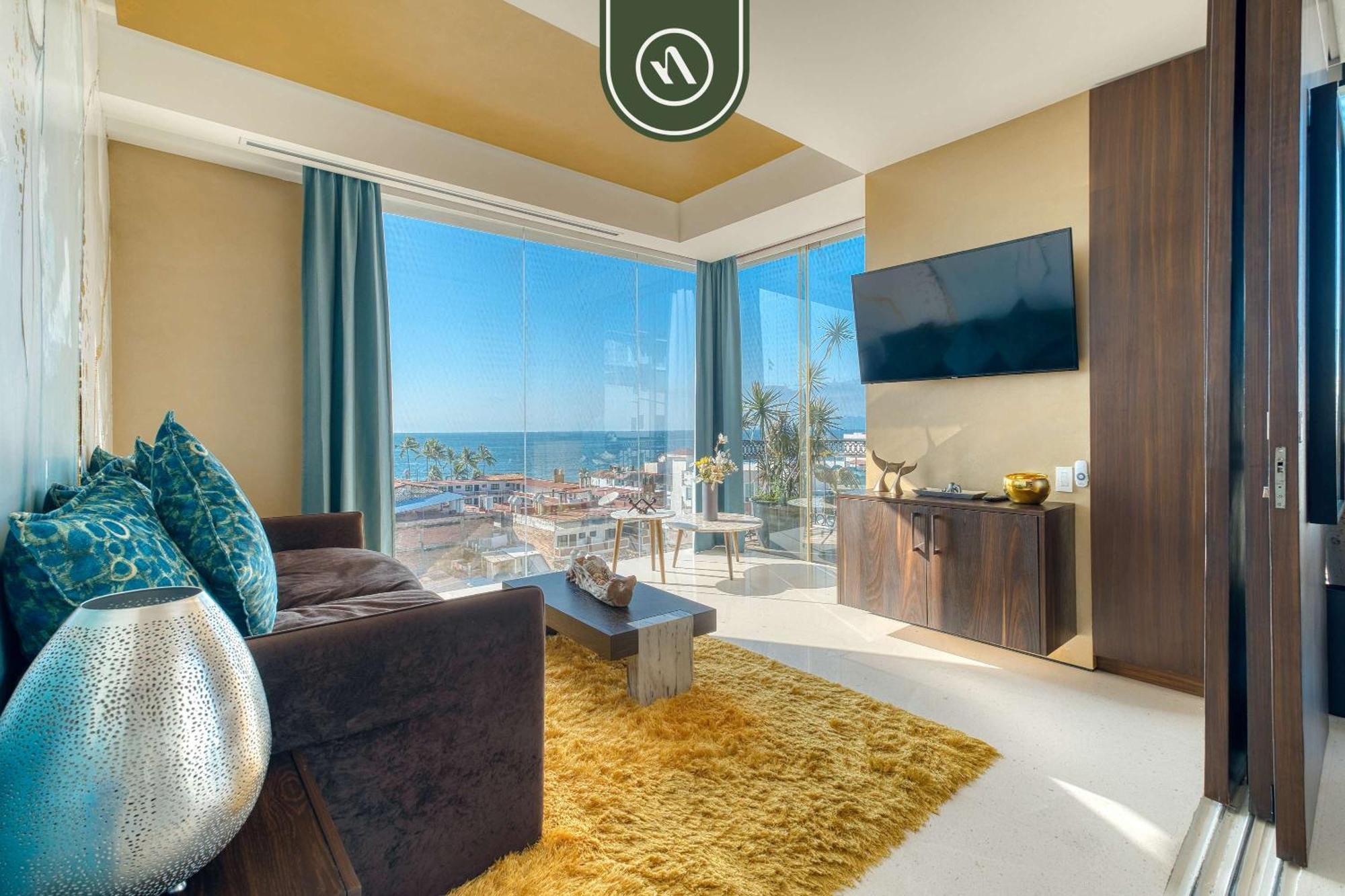 Amazing With Rooftop Pool Apartment *