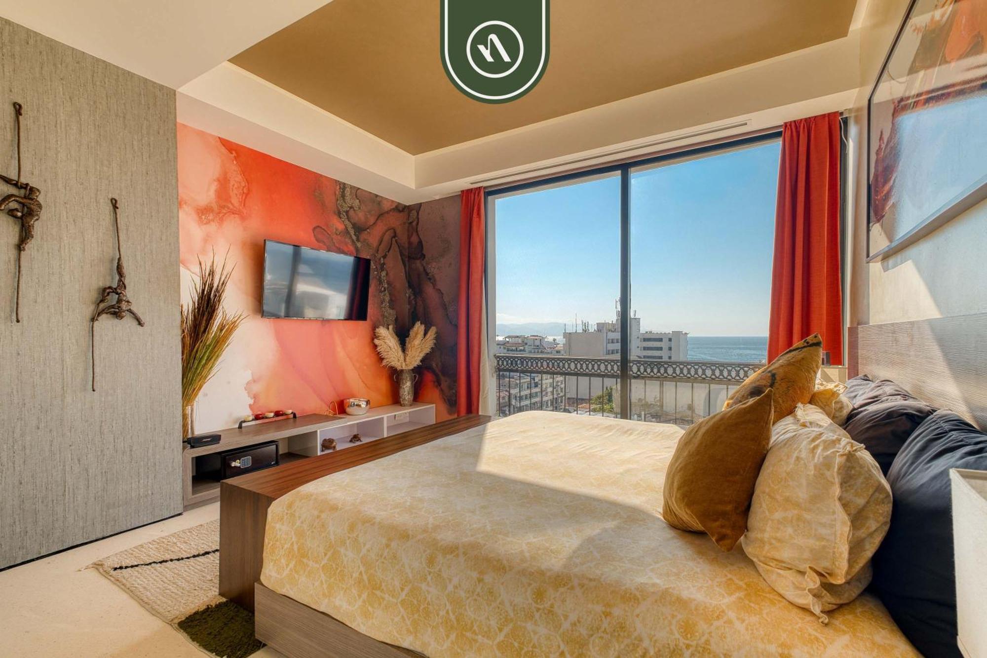 Amazing With Rooftop Pool Apartment