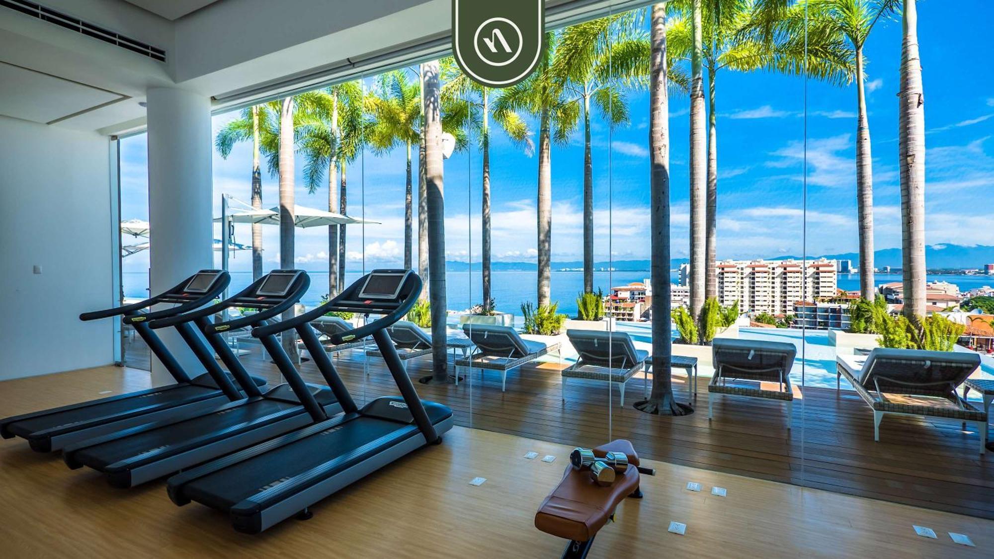 Amazing With Rooftop Pool Apartment *