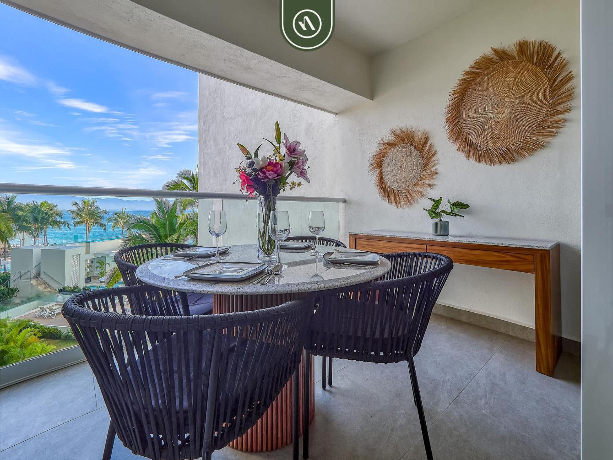 Stunning Oceanfront - Pools - Club Apartment