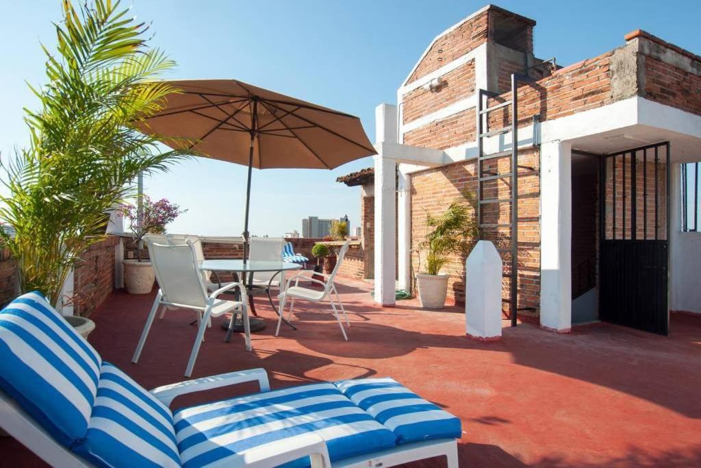 Cozy & Bright Near The And Close Walk To Malecon Apartment *