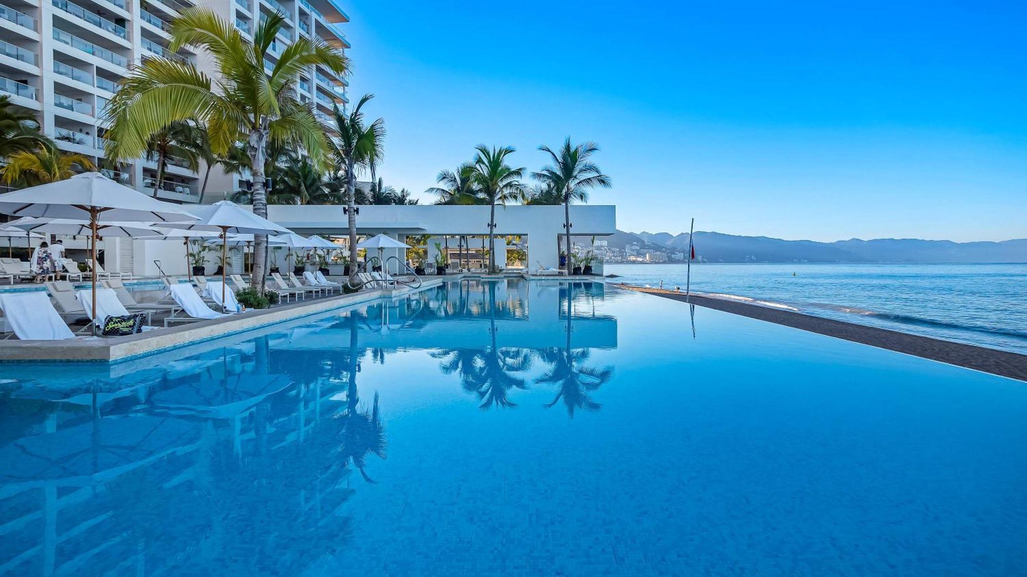 Stunning Beachfront - Sea Views & Pools Apartment Puerto Vallarta