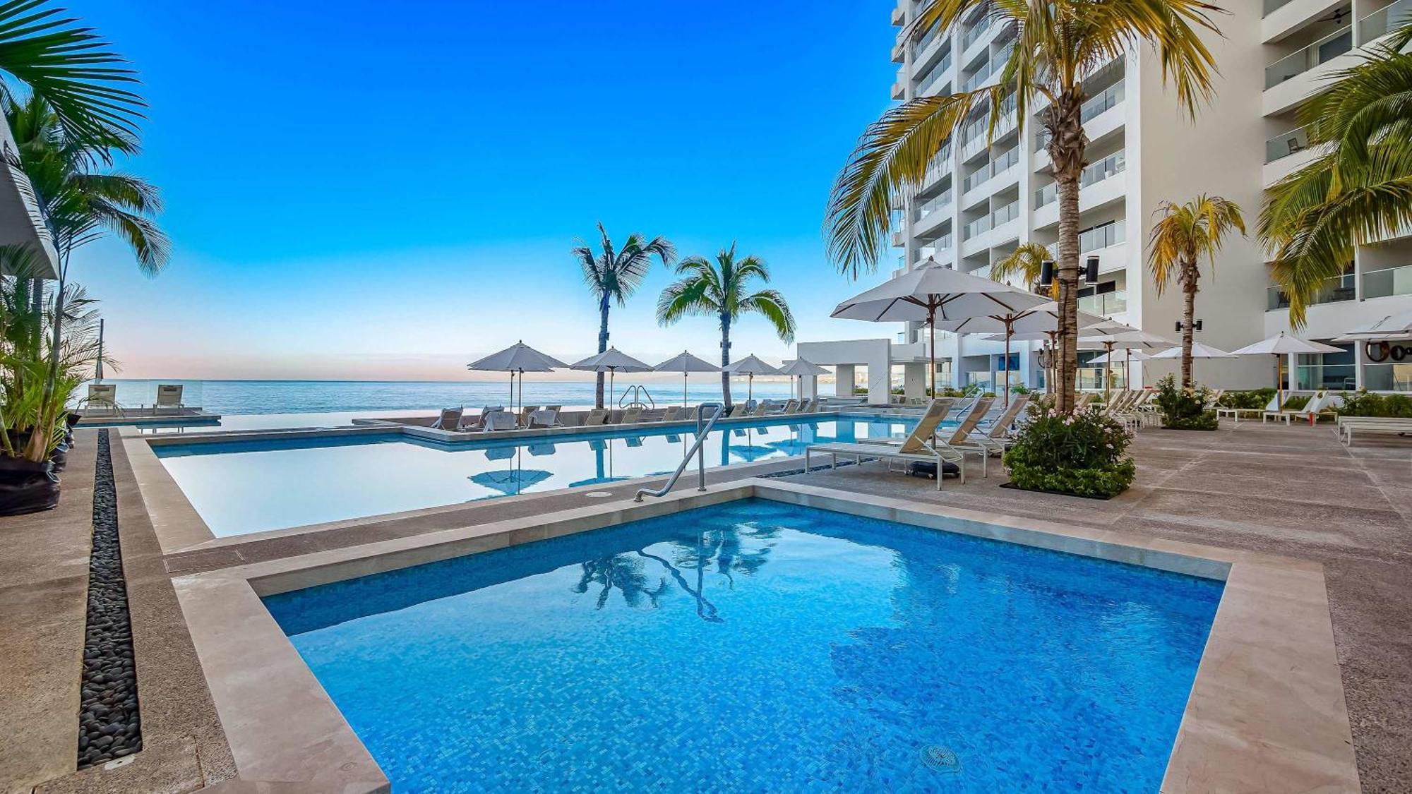 Stunning Beachfront - Sea Views & Pools Apartment *