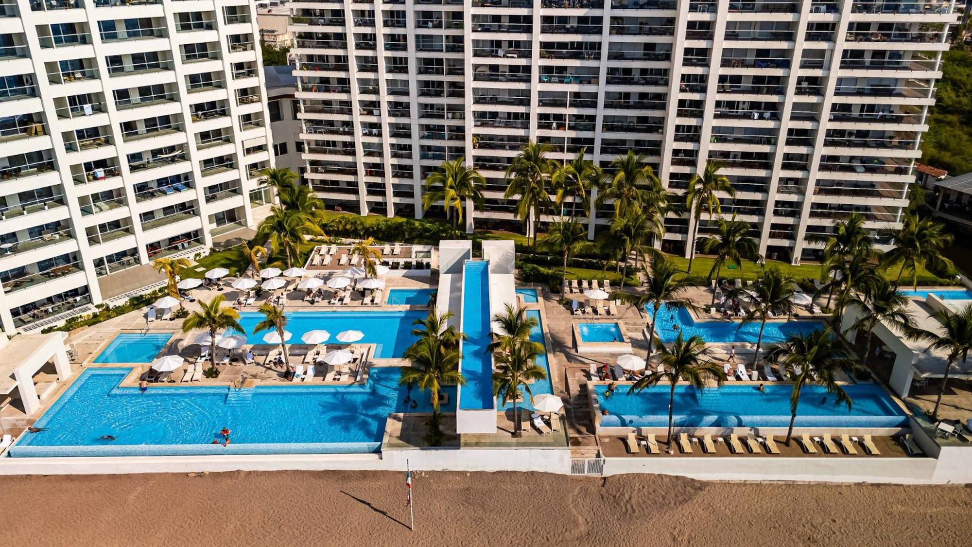 Stunning Beachfront - Sea Views & Pools Apartment