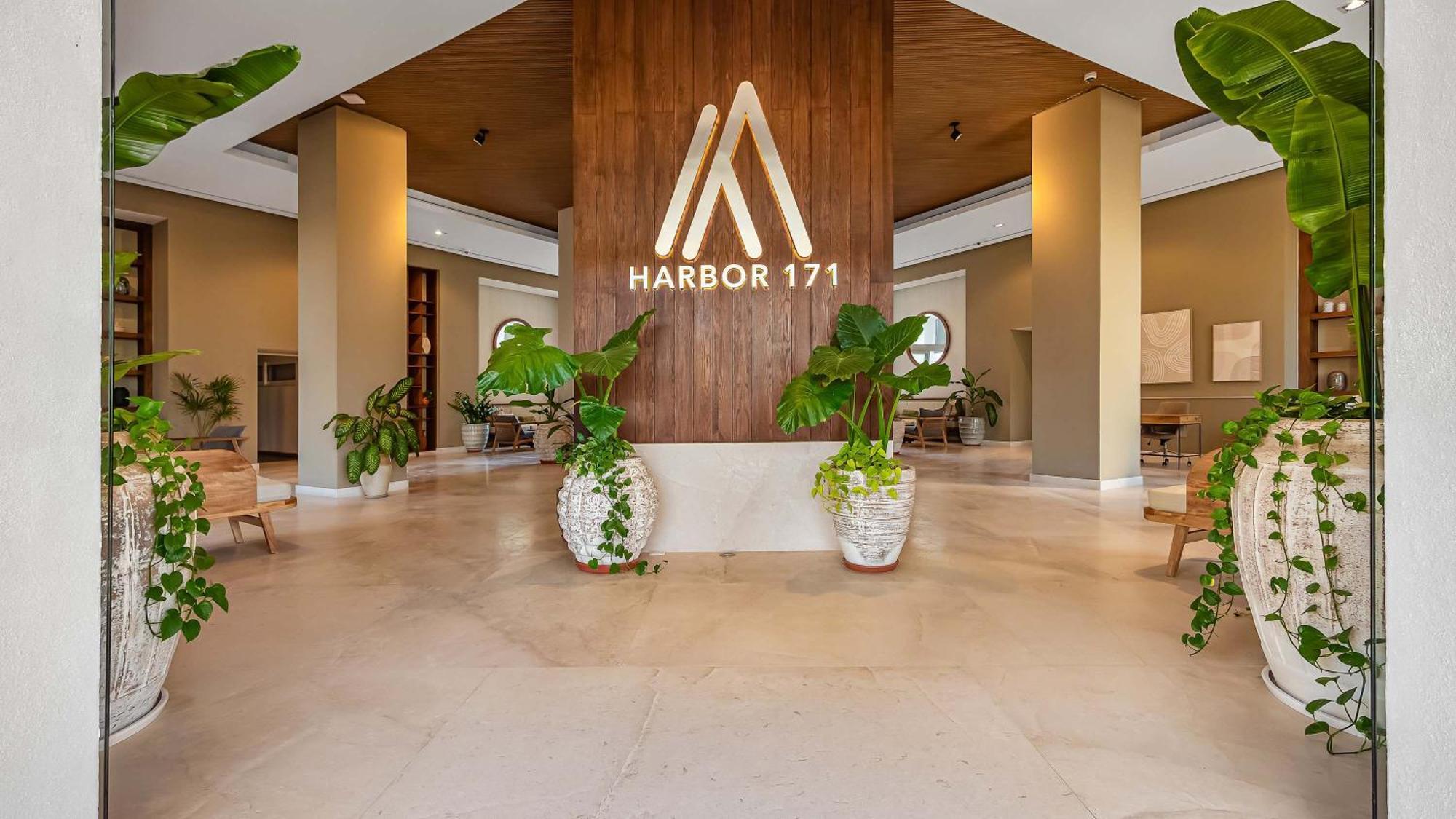 Stunning Beachfront - Sea Views & Pools Apartment *