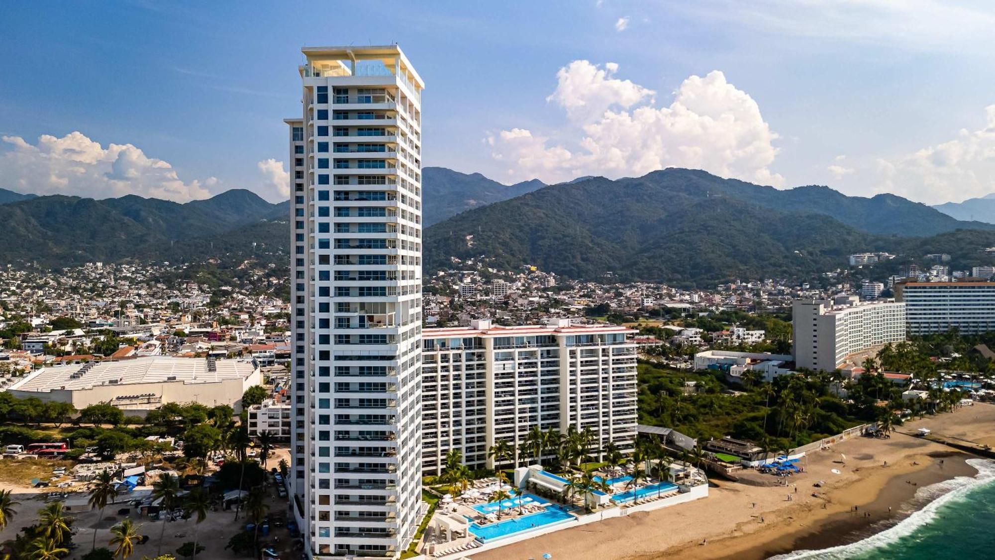 Stunning Beachfront - Sea Views & Pools Apartment Puerto Vallarta