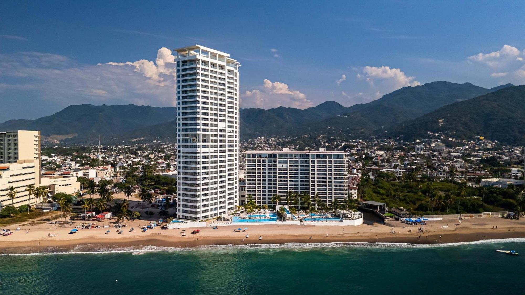 Apartment Stunning Beachfront - Sea Views & Pools