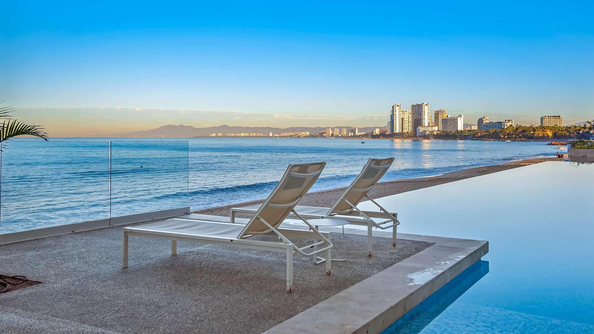Stunning Beachfront - Sea Views & Pools Apartment *