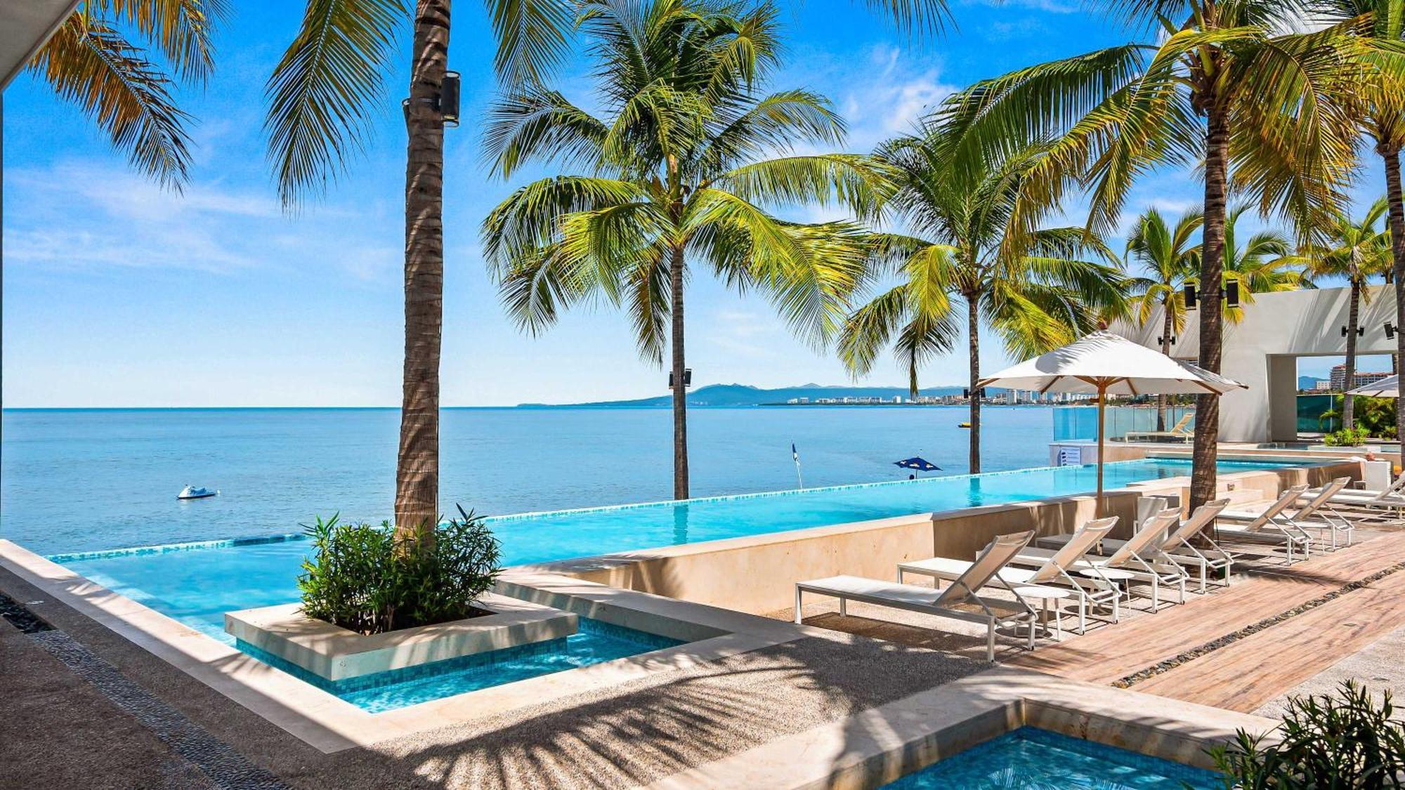 Stunning Beachfront - Sea Views & Pools Apartment
