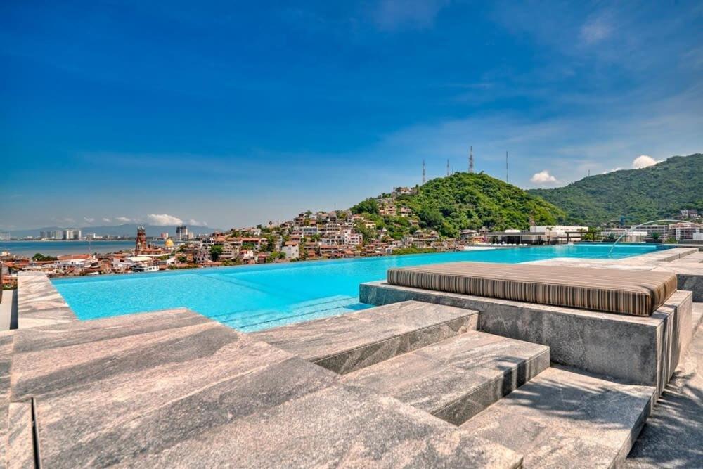 Amazing 2br With Private Balcony - Rooftop Pool Apartment