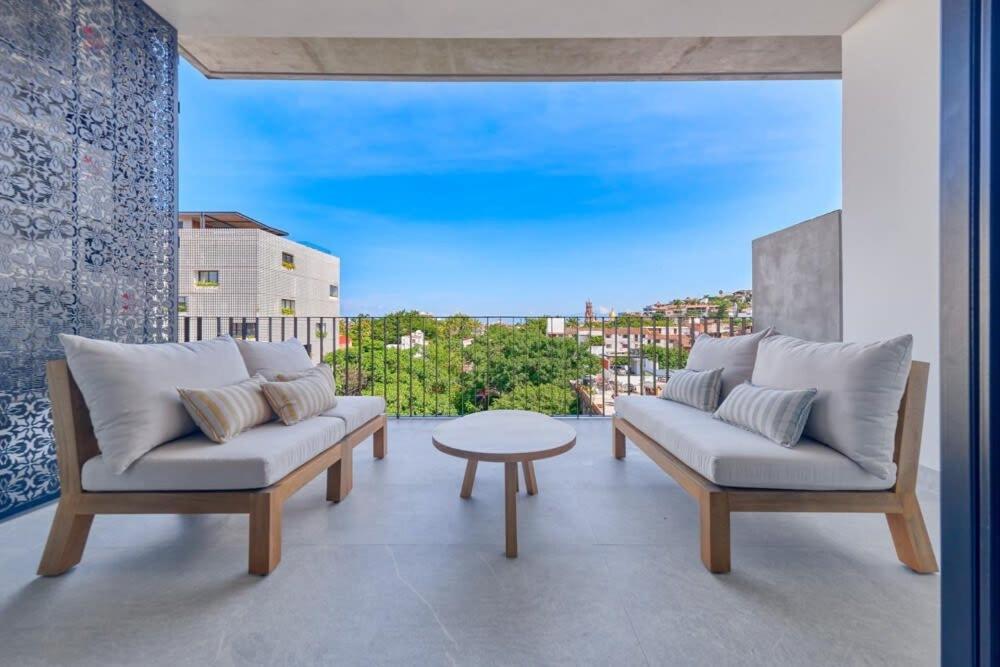 Amazing 2br With Private Balcony - Rooftop Pool Apartment