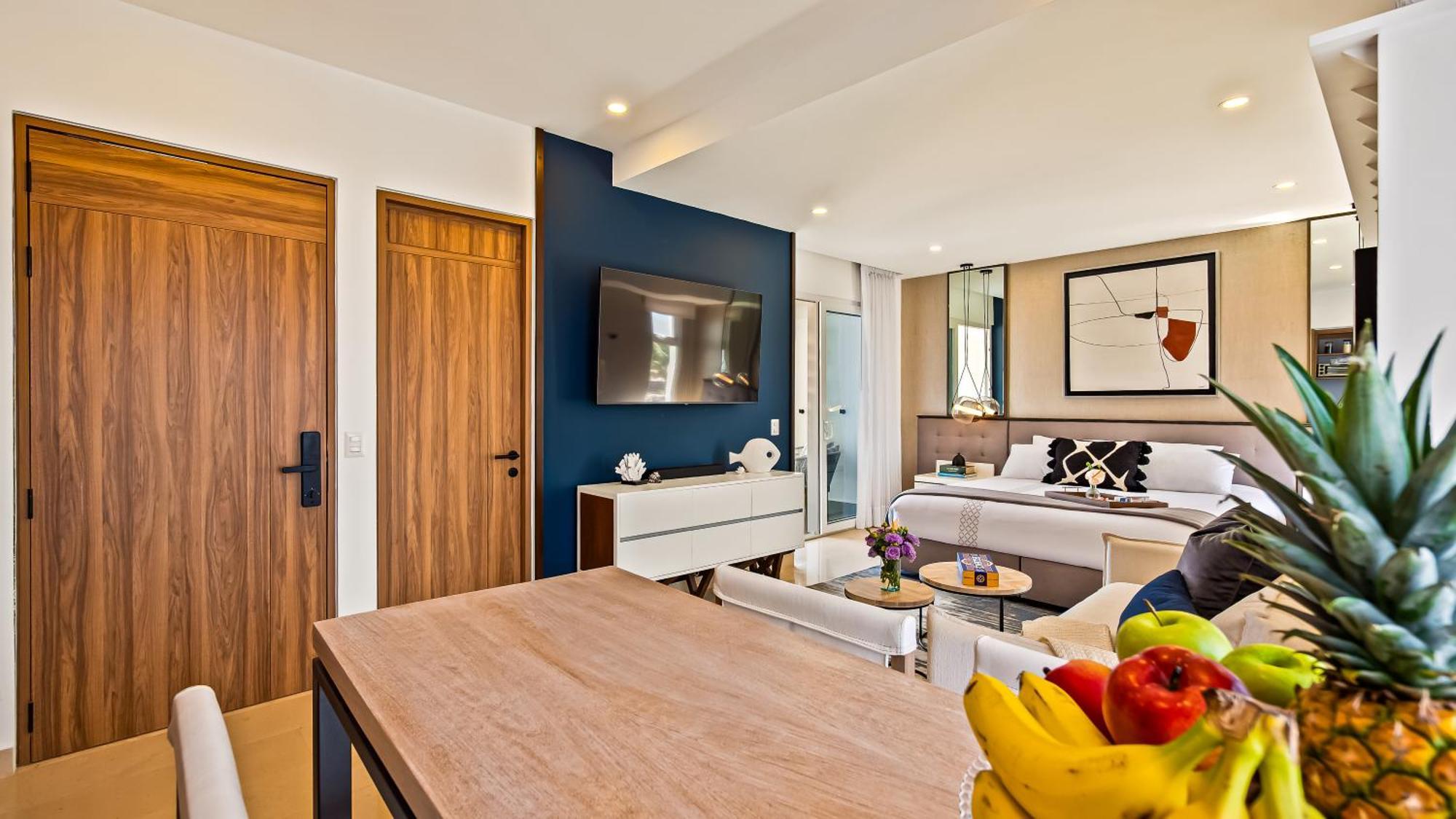 Stunning Beachfront - Sea Views & Pools *